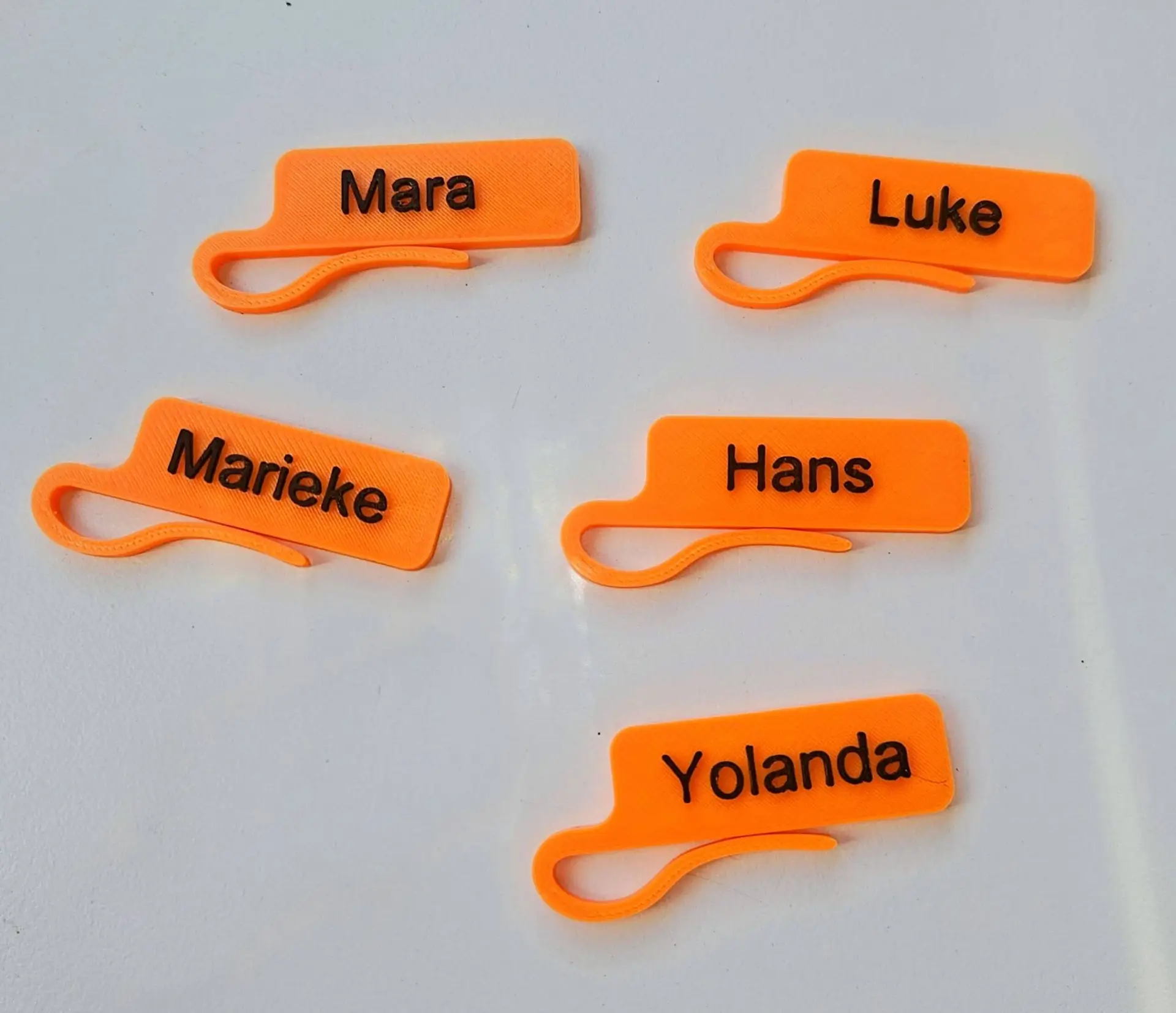 Glasherkenner met naam in zwarte letters op een neon oranje achtergrond